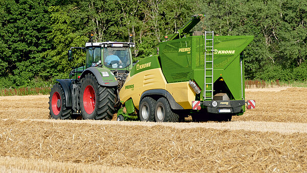 Presse à pellets au travail en mode mobile