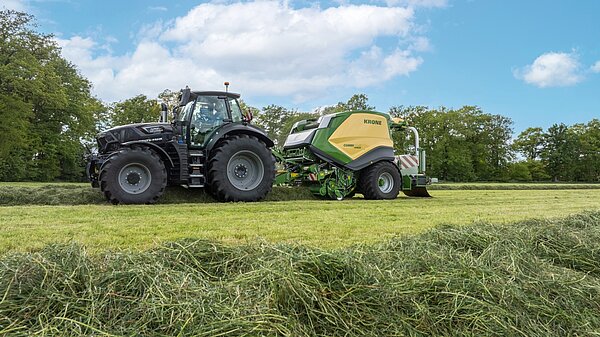 La presse pilote le tracteur