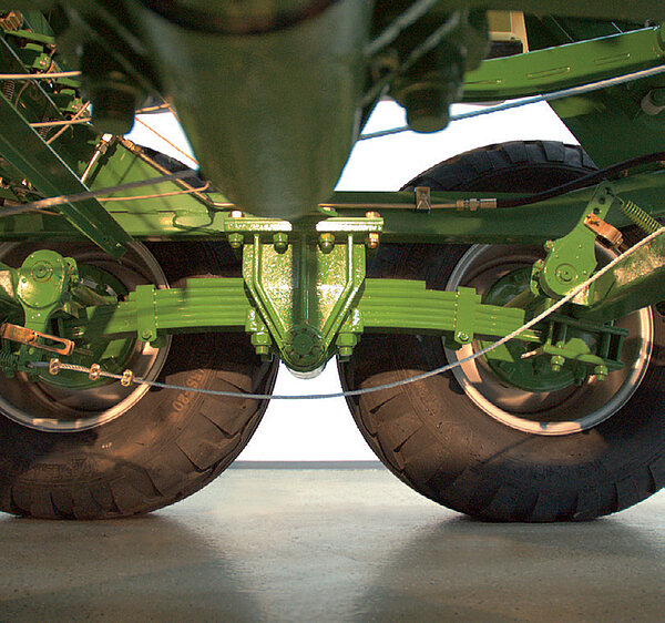 Quatre ressorts paraboliques à lames servent de compensation