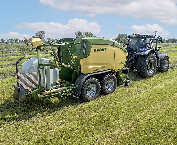 La presse pilote le tracteur